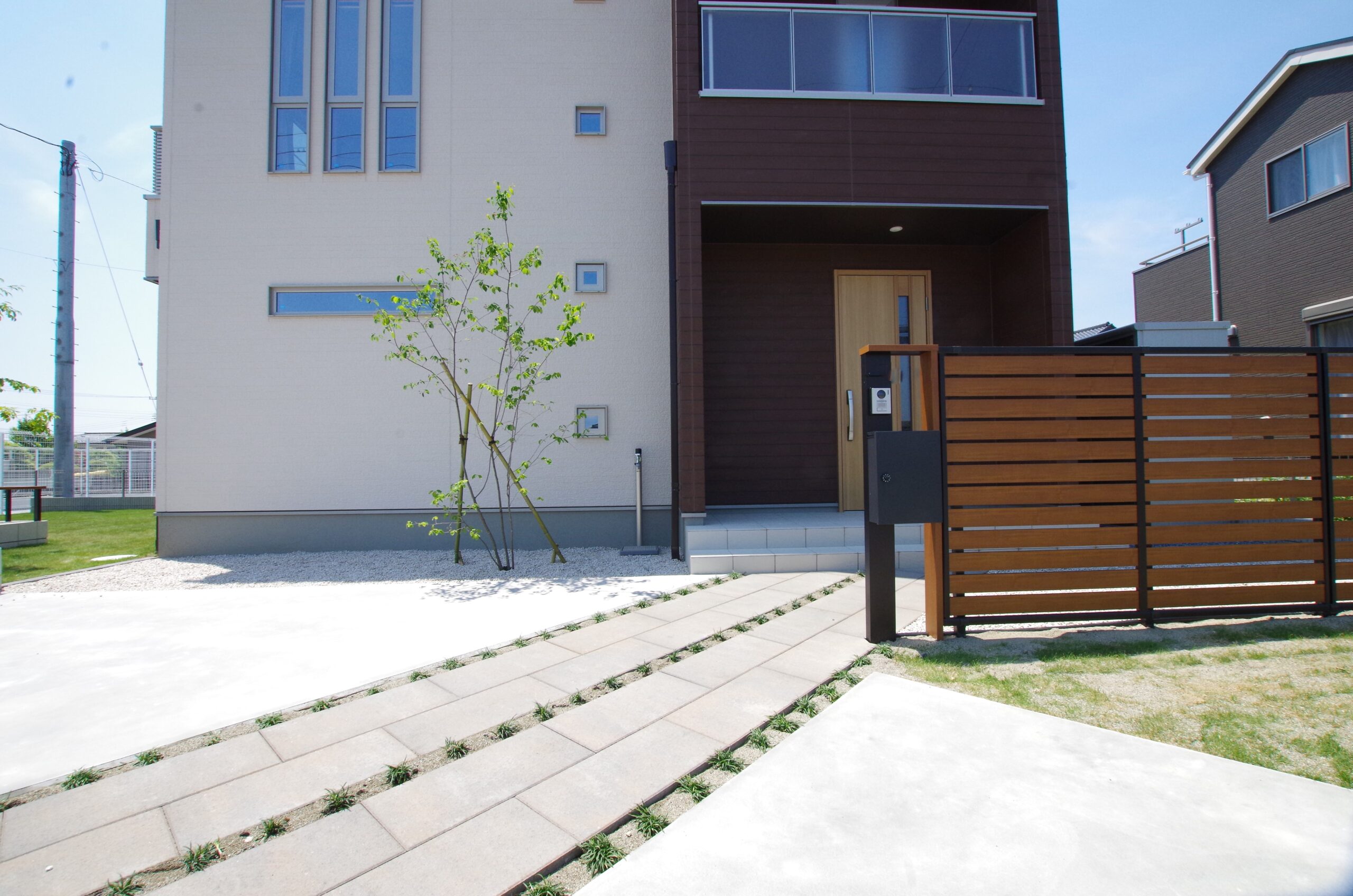 那須塩原市で駐車場・門まわり外構工事を施工｜シンプルモダン住宅に調和するエクステリア施工事例