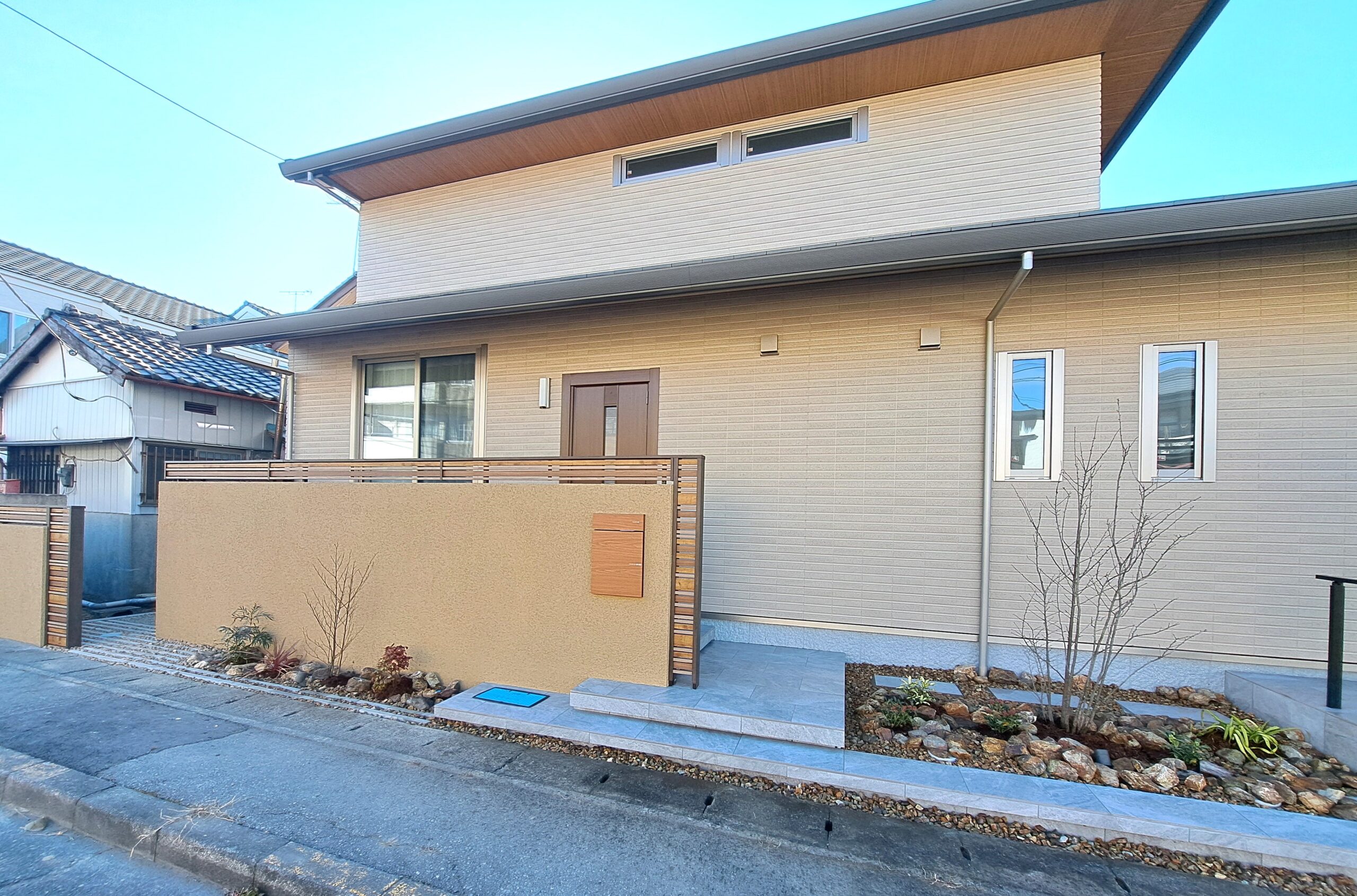 【施工事例】宇都宮市の新築外構工事｜塗り壁門柱と植栽で上質なファサード空間を実現