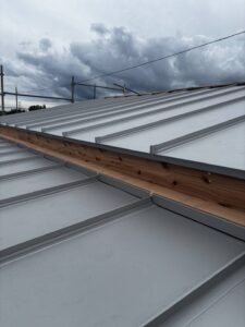 【施工事例】那須塩原市で納屋の屋根葺き替え工事|トタン屋根からガルバリウム鋼板へリフォームし耐久性・防水性を向上