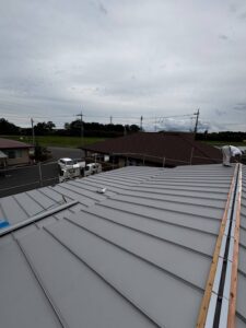 【施工事例】那須塩原市で納屋の屋根葺き替え工事|トタン屋根からガルバリウム鋼板へリフォームし耐久性・防水性を向上