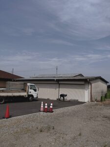 【施工事例】那須塩原市で納屋の屋根葺き替え工事|トタン屋根からガルバリウム鋼板へリフォームし耐久性・防水性を向上
