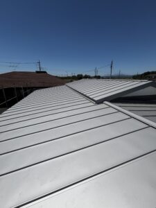 【施工事例】那須塩原市で納屋の屋根葺き替え工事|トタン屋根からガルバリウム鋼板へリフォームし耐久性・防水性を向上