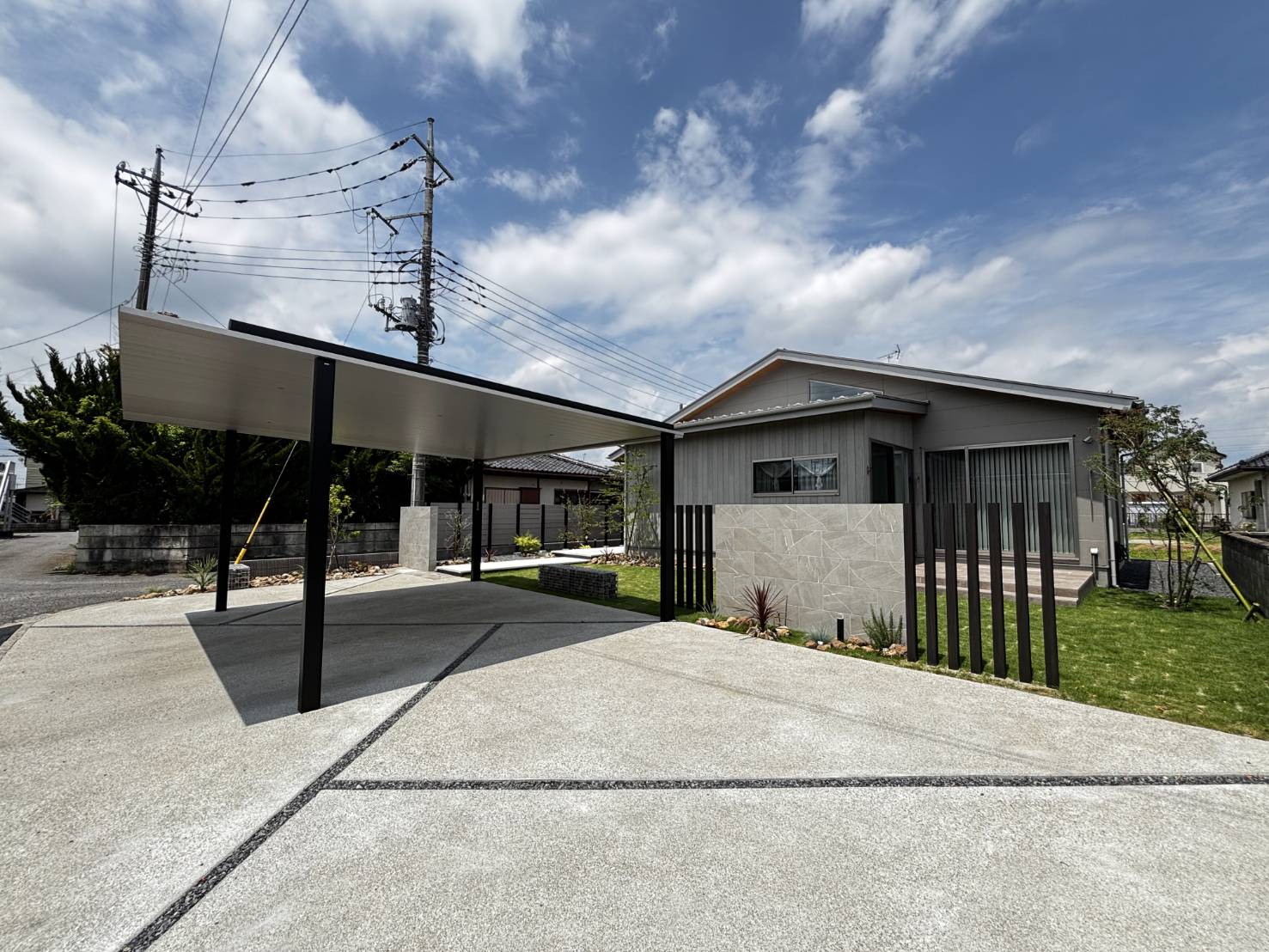 【那須塩原市】新築住宅の外構工事|YKK AP「プレーンルーフ」と植栽・照明でつくる上質なエクステリア 【那須塩原市】新築住宅の外構工事|YKK AP「プレーンルーフ」と植栽・照明でつくる上質なエクステリア